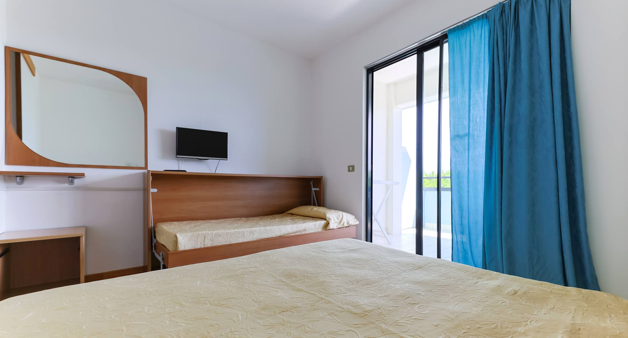 media.Appartamenti bilocali per vacanze camera matrimoniale con terrazza 2 Club Family Hotel Residence Costa dei Pini Pinarella di Cervia