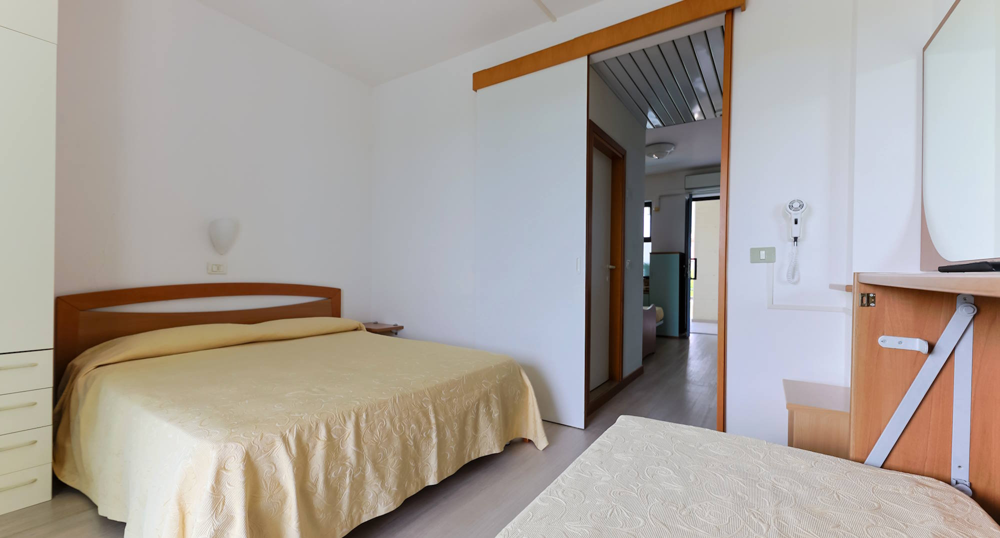 media.Appartamenti bilocali per vacanze camera matrimoniale con terrazza Club Family Hotel Residence Costa dei Pini Pinarella di Cervia