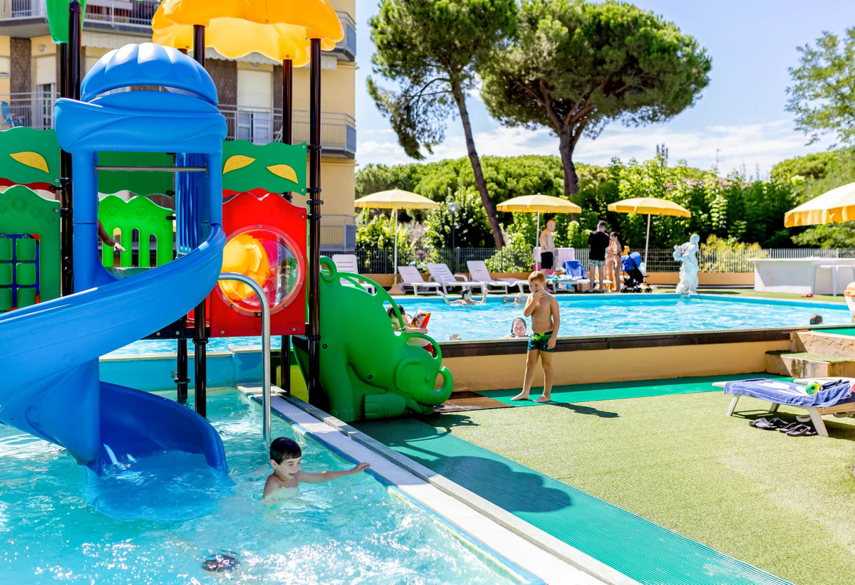 media.Slide-Piscina3-CFH-Costa-dei-Pini-Cervia