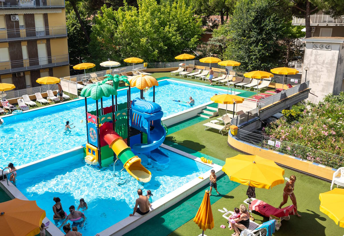 media.Buoni Motivi Piscina con Acquascivoli per bambini al Club Family Hotel Residence Costa dei Pini Pinarella di Cervia