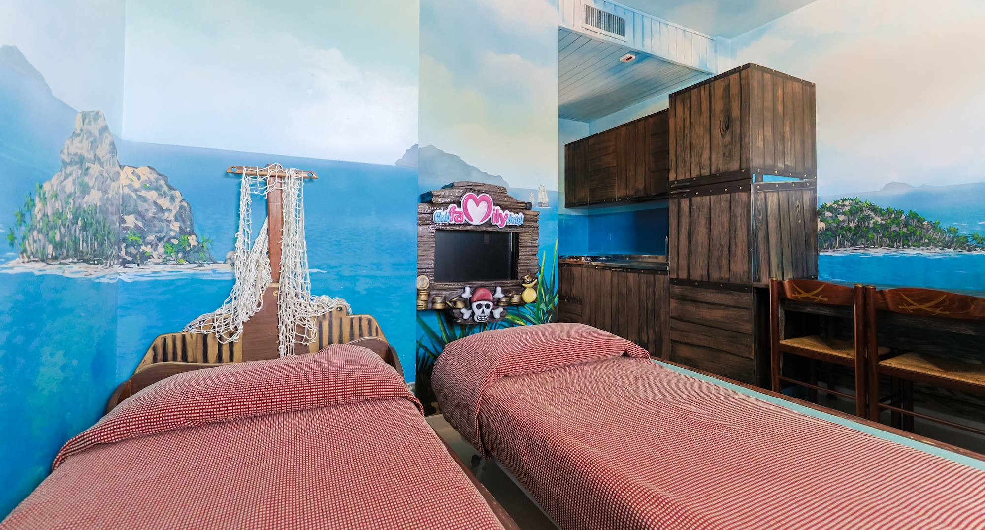 media.Appartamenti bilocali a tema ingresso soggiorno con letto a cassettone Club Family Hotel Residence Costa dei Pini Pinarella di Cervia