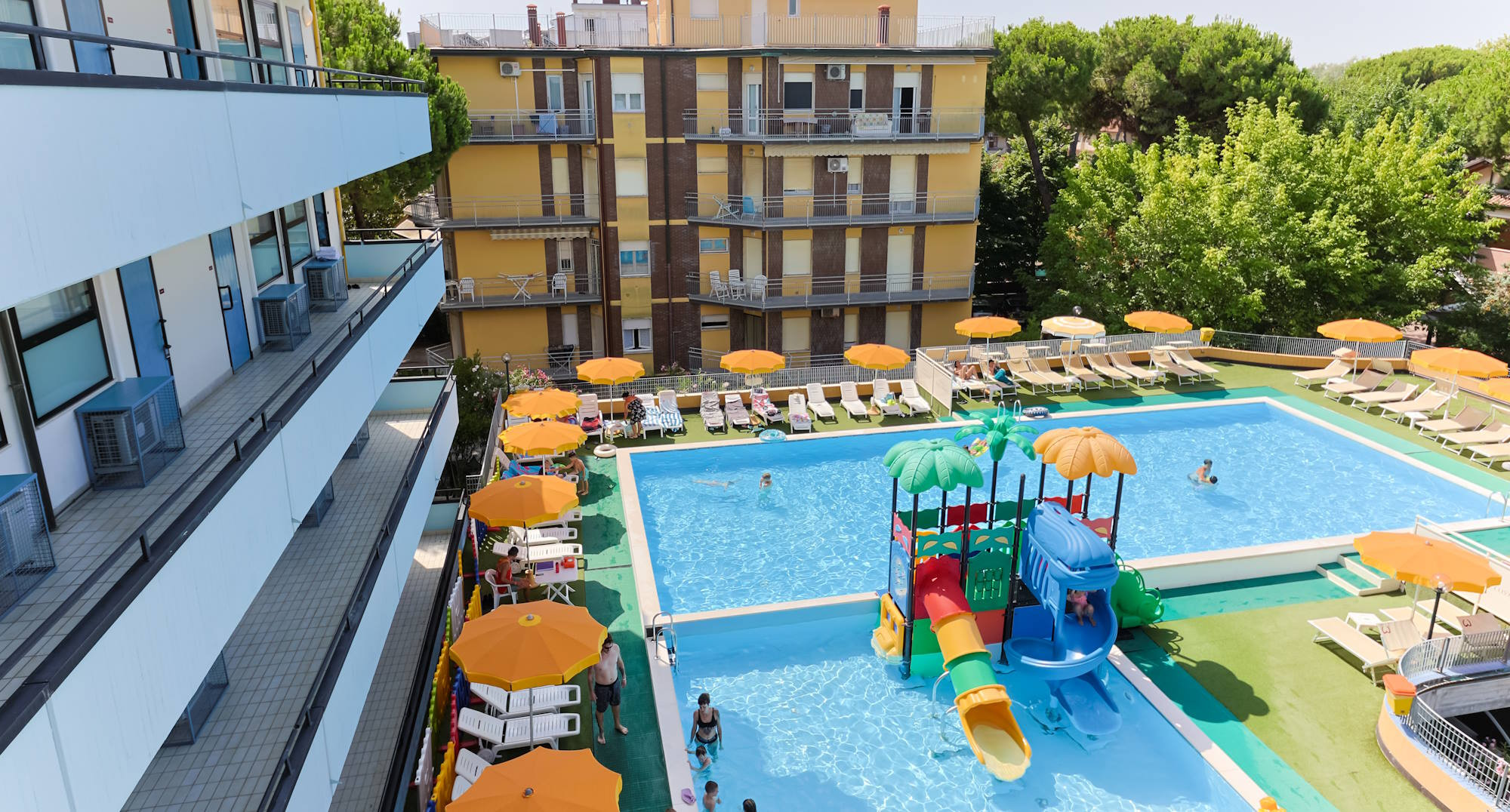 media.Appartamenti bilocali a tema per vacanze vista piscina Club Family Hotel Residence Costa dei Pini Pinarella di Cervia