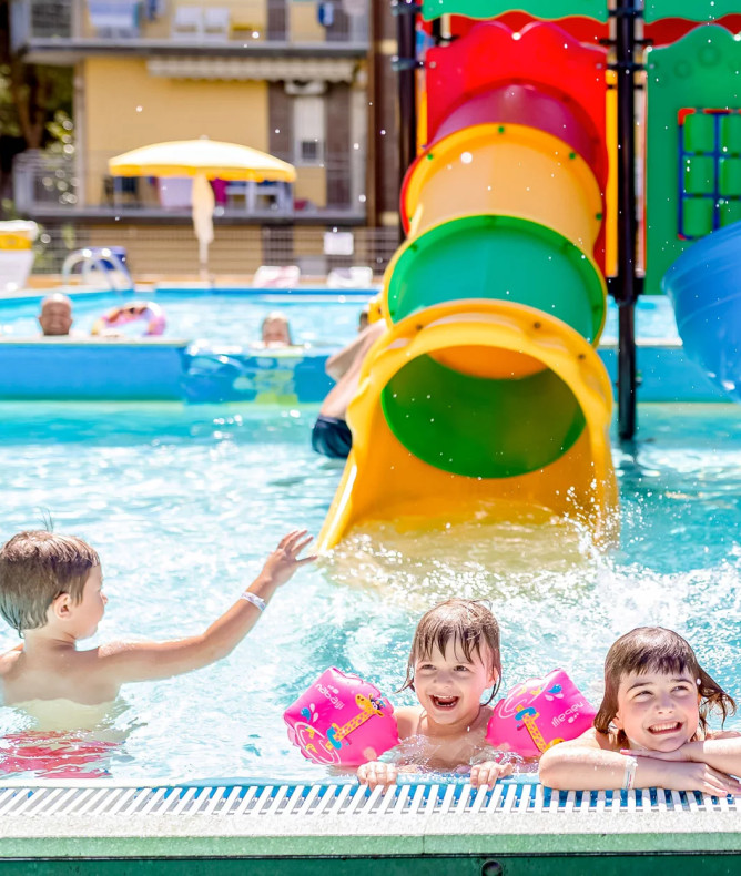 media.Slide-Piscina-CFH-Costa-dei-Pini-Cervia