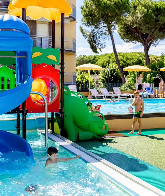 media.Slide-Piscina3-CFH-Costa-dei-Pini-Cervia