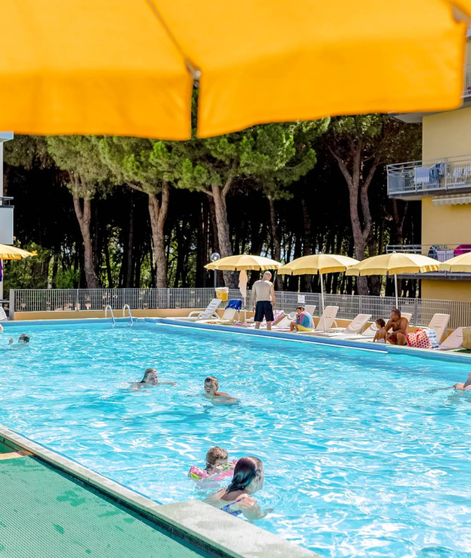 media.Slide-Piscina4-CFH-Costa-dei-Pini-Cervia