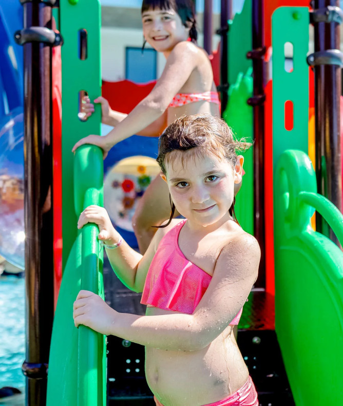 media.Slide-Piscina7-CFH-Costa-dei-Pini-Cervia