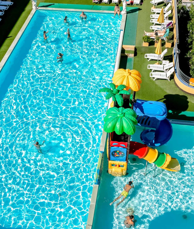 media.Slide-Piscina8-CFH-Costa-dei-Pini-Cervia
