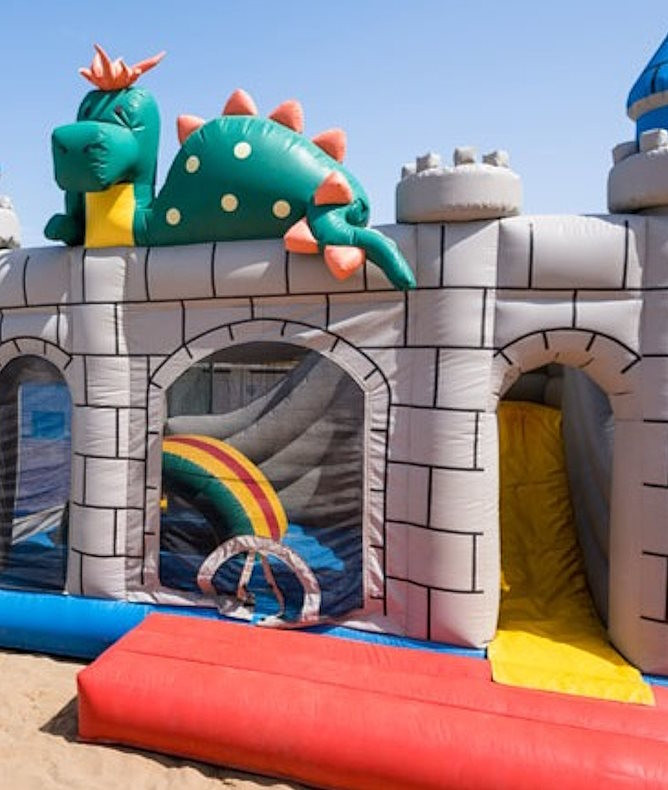 media.Gallery_2_piscina_spiaggia_privata_gonfiabile_Club_Family_Hotel_COsta_dei_Pini