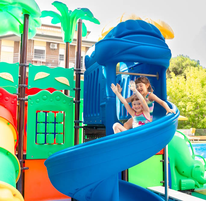 media.Servizio Acquascivoli per bambini in piscina al Club Family Hotel Residence Costa dei Pini Pinarella di Cervia