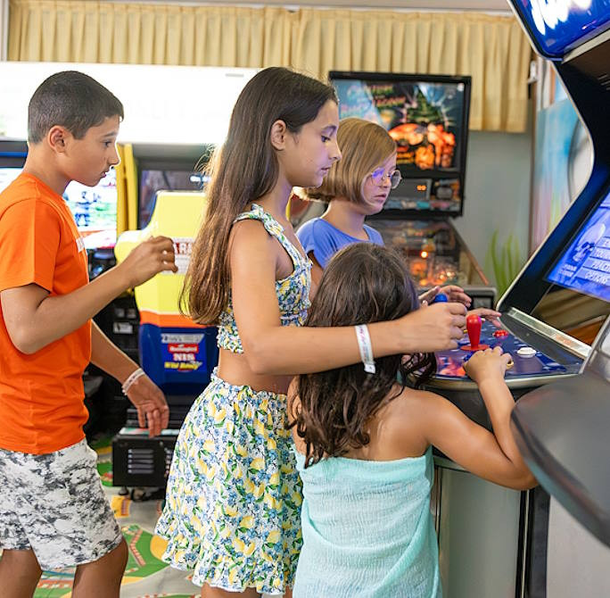 media.Servizio Sala Giochi Arcade al Club Family Hotel Residence Costa dei Pini Pinarella di Cervia