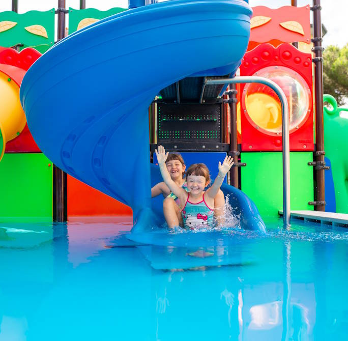 media.Servizio baby acquascivoli per bambini in piscina al Club Family Hotel Residence Costa dei Pini Pinarella di Cervia