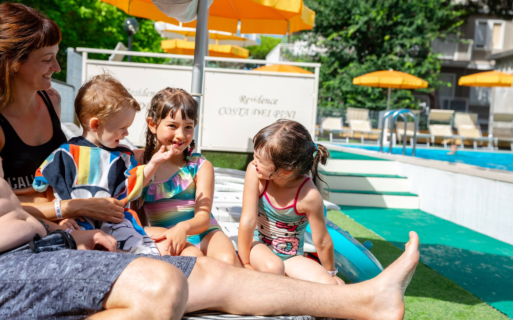 media.Slide bambini felici genitori sereni al Club Family Hotel Residence Costa dei Pini Pinarella di Cervia