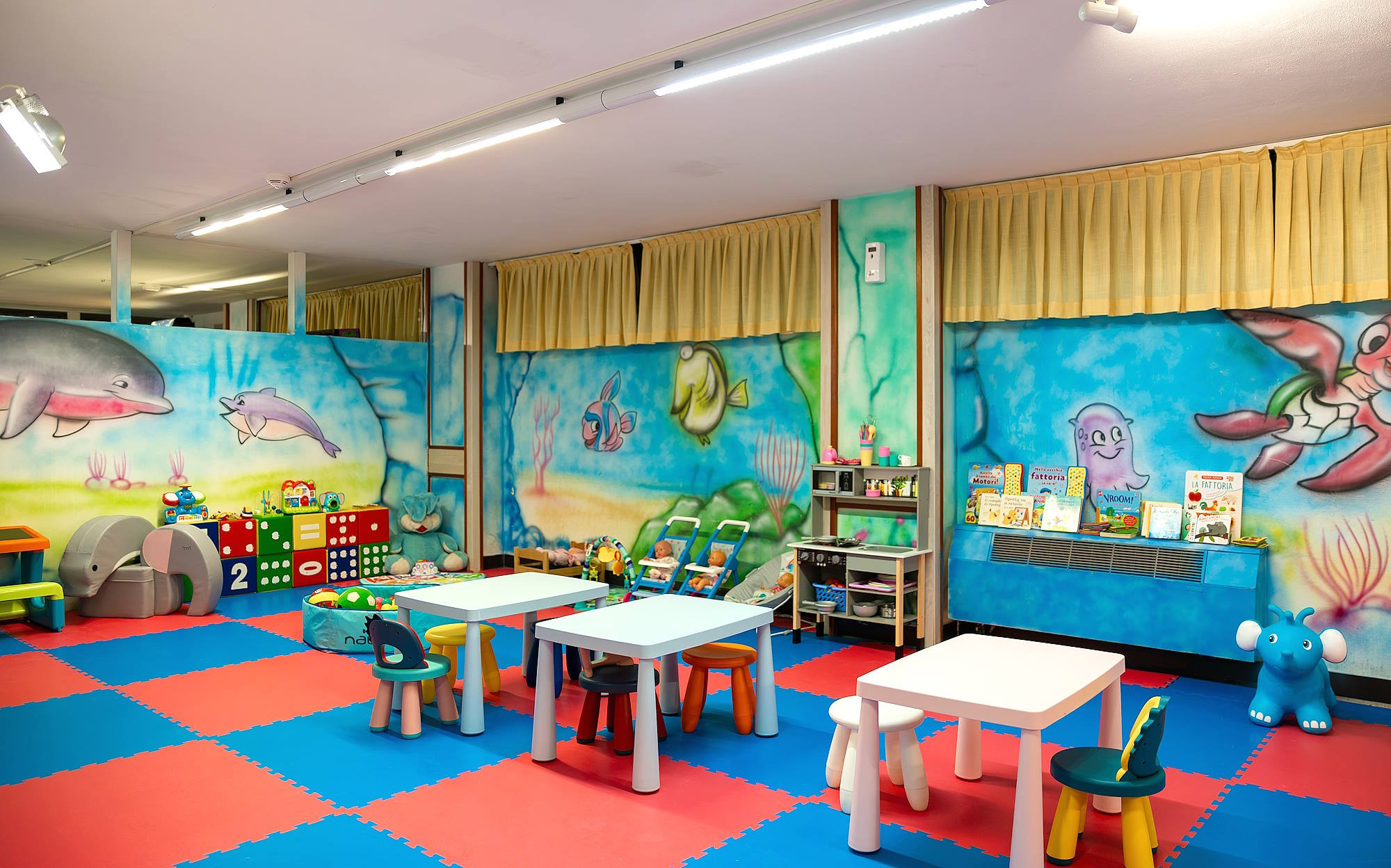media.Slide Nanny School Baby Sitter e Sala Giochi per piccoli al Club Family Hotel Residence Costa dei Pini Pinarella di Cervia